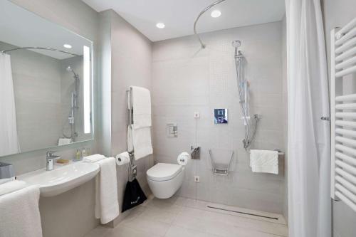 King Guest Room - Mobility Accessible image 5