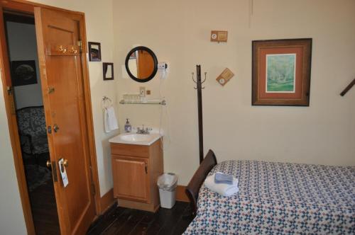 Grand Canyon Hotel Grand Canyon Hotel is a popular choice amongst travelers in Williams (AZ), whether exploring or just passing through. The hotel offers guests a range of services and amenities designed to provide comf