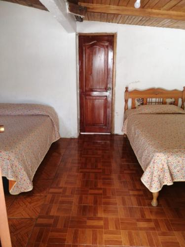 1 double bed, 2 twin beds