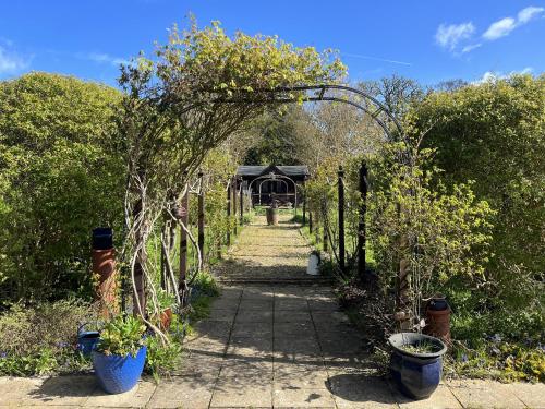 Apkārtne, The Courtyard in Dullingham