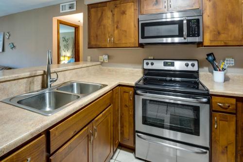 Cozy Condo with Resort Perks Half Mi to Beach! - image 12
