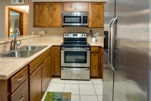 Cozy Condo with Resort Perks Half Mi to Beach! - image 10