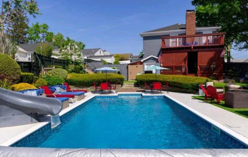 Huge pool hot tub 3 min downtown Providence in Providence, USA