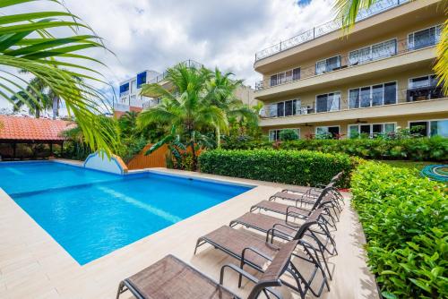 Maison Blanche - Elegant 3BR Oasis, Pool, Balcony & BBQ in Flamingo