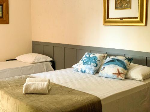 1 double bed, 2 twin beds