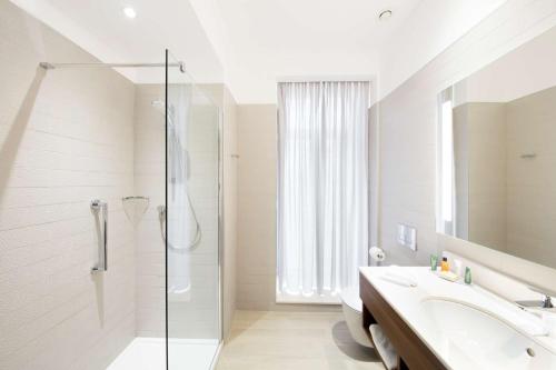 Deluxe King Room image 6