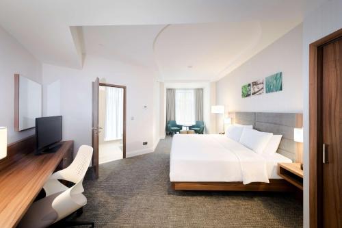 Deluxe King Room image 4