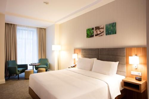 Deluxe King Room image 5