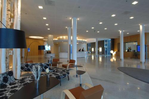 Lobby, Hilton Helsinki Airport in Helsinki-Vantaa Airport