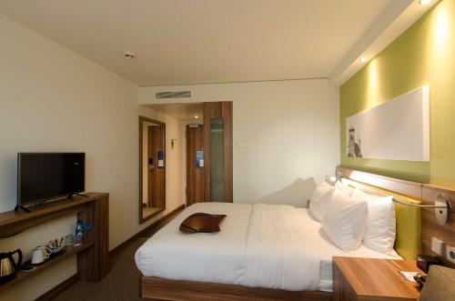 Queen Room image 5