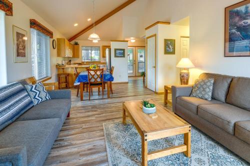 Airy Resort-Style Klamath Falls Townhome with Deck! - image 9