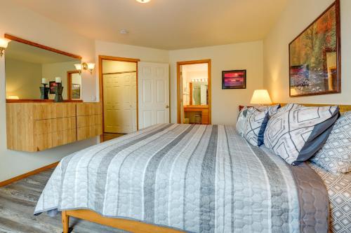Airy Resort-Style Klamath Falls Townhome with Deck! - image 7