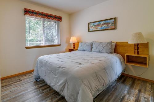 Airy Resort-Style Klamath Falls Townhome with Deck! - image 14