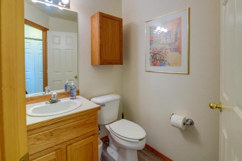 Airy Resort-Style Klamath Falls Townhome with Deck! - image 3