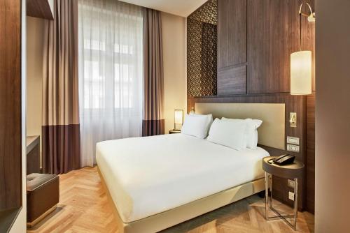 King Guest Room image 4
