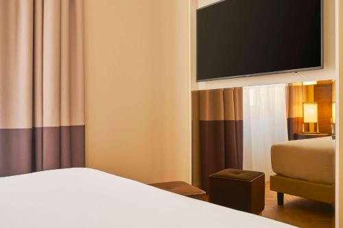 King Guest Room image 6