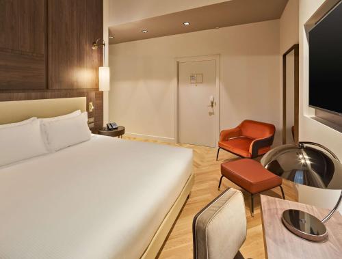 Deluxe King Room image 4