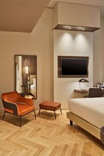 Deluxe King Room image 5
