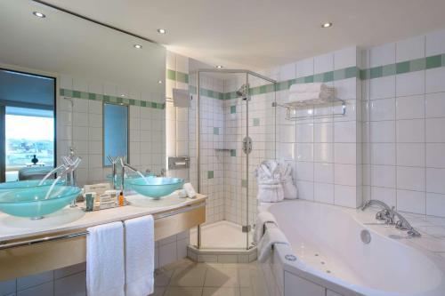 King Relaxation Suite with Executive Lounge Access
