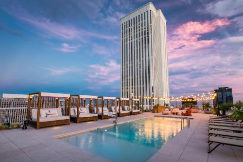 Canopy by Hilton Madrid Castellana Hotel de charme Picasso-Turm