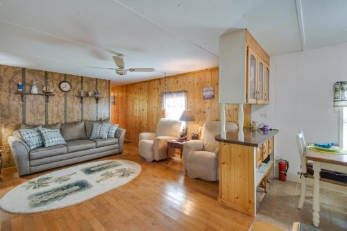 Satsuma Home with Fire Pit and Dunns Creek Access! in East Palatka (FL)