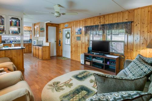 Satsuma Home with Fire Pit and Dunns Creek Access! in Satsuma, USA