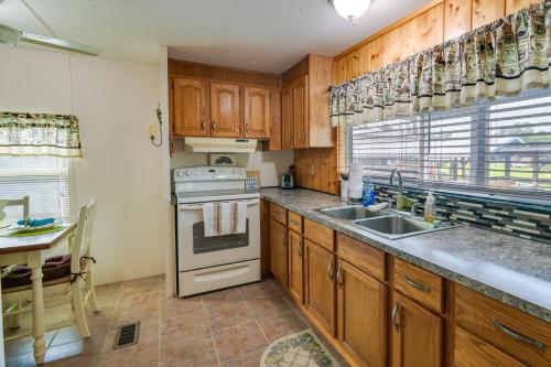 Satsuma Home with Fire Pit and Dunns Creek Access! in East Palatka (FL)