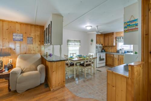 Satsuma Home with Fire Pit and Dunns Creek Access! in Satsuma, USA