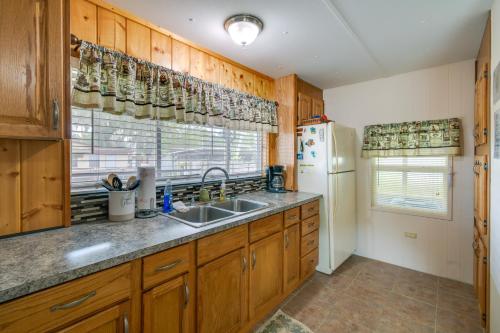 Satsuma Home with Fire Pit and Dunns Creek Access! in Satsuma, USA