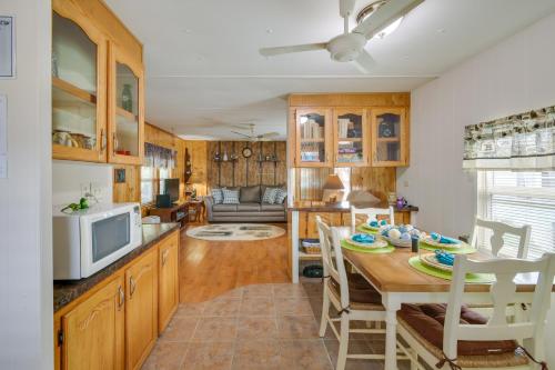 Satsuma Home with Fire Pit and Dunns Creek Access! in East Palatka (FL)