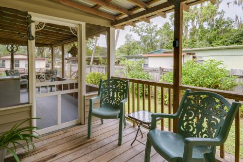 Satsuma Home with Fire Pit and Dunns Creek Access! in East Palatka (FL)