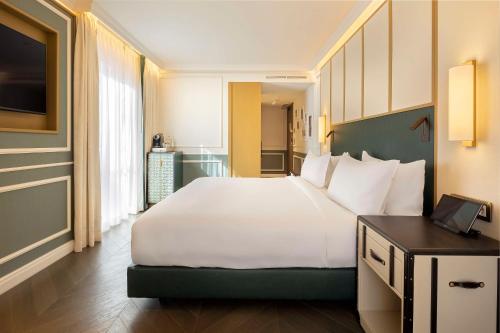 The Emerald House Lisbon Curio Collection by Hilton - image 10