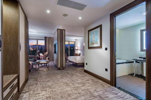 Hilton Podgorica Crna Gora Room Type - Junior King Suite - Lounge Access