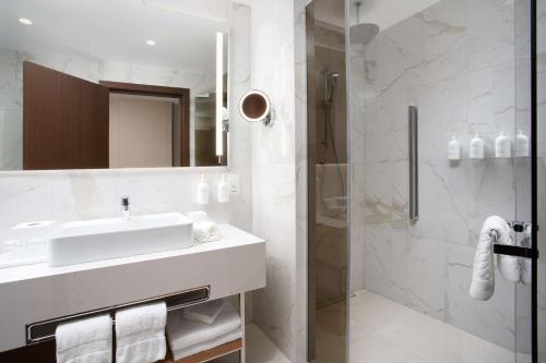 Deluxe King Room image 1