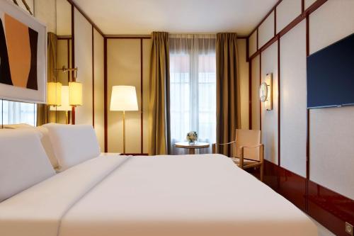 Le Belgrand Hotel Paris Champs Elysees Tapestry by Hilton - image 2