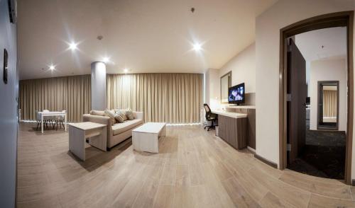 1 king bed, 1 sofa bed