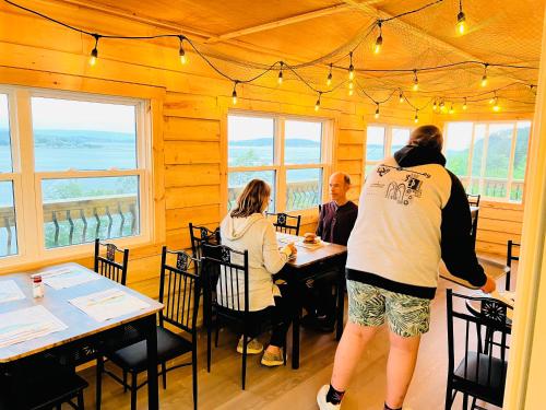 餐廳, Knotty Pine Ocean Front Cabin - Adults Only in 巴德克