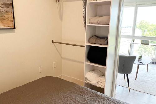 Studio Apartment, Queen Bed, WiFi, Kitchen, Washer & Dryer in Charlotte in Charlotte, USA