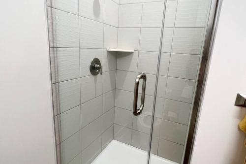 Studio Apartment, Queen Bed, WiFi, Kitchen, Washer & Dryer in Charlotte in Charlotte, USA