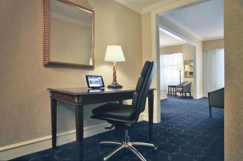 Deluxe King Room image 4