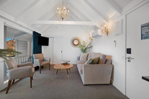 One-Bedroom Suite With a Lake And Mountain View