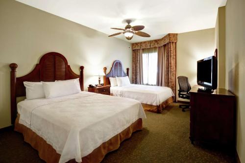 2 queen beds, 1 sofa bed