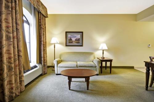 1 king bed, 1 sofa bed