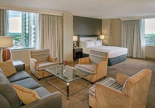 Junior King Suite room in Hilton Minneapolis