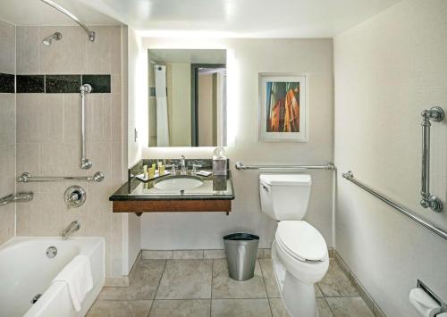 Hilton Minneapolis Room Type - King Room - Hearing Accessible