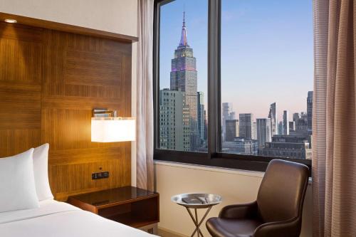 Deluxe King Room - High Floor image 8