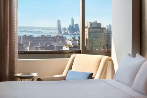 Deluxe King Room - High Floor image 7