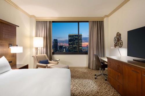 Deluxe King Room - High Floor image 4
