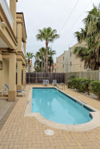 Condo in quiet 4plex close to beach & pool!