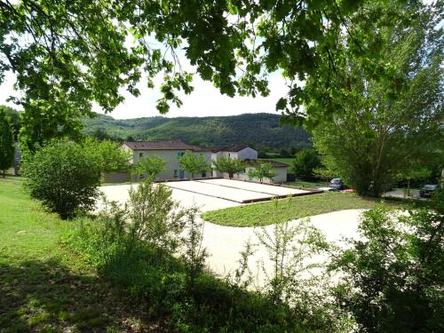 Holiday Home with a terrace near river Lot